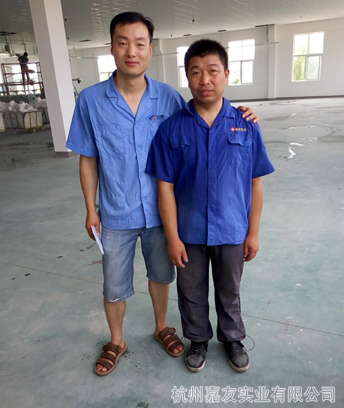 我司工程部人员与客户合影